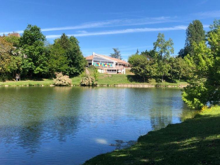 Hotel Restaurant La Dame Du Lac Monflanquin Exterior photo